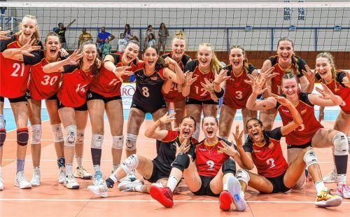 Jubel über den ersten Sieg: Ausgerechnet gegen die Gastgeber aus Griechenland gewannen die U18-Damen aus Deutschland. Als Stammzuspielerin auf dem Feld: Lena Olliges (Nummer 3).Foto CEV