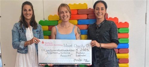 Juliane Jäger (links) und Anna Winkler (rechts) übergaben einen Scheck über 2503 Euro an Julia Kotzur vom Kinderheim „Schöne Aussicht“. Investiert wird das Geld in riesige Bausteine als Spielmaterial für die Kinder. Foto Re