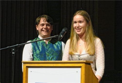 Katharina Schmid und Moritz Drechsler ließen die Schulzeit am Gymnasium Bad Aibling noch einmal Revue passieren.