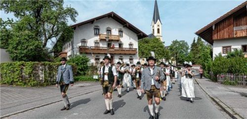 Kein Fest in Rohrdorf, an dem die Blasmusik nicht beteiligt wäre. Hier beim diesjährigen Maibaumaufstellen. Foto thomae