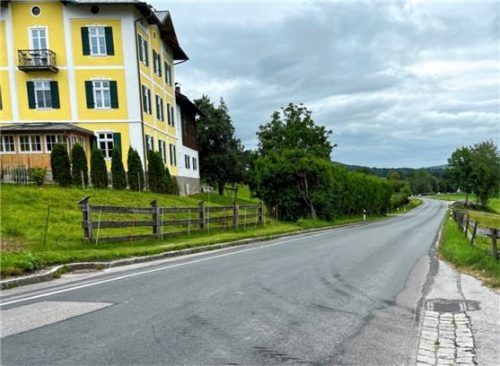 Kein Mehrzweckstreifen für Fußgänger und Schulkinder zwischen Gottschalling und Au: Wegen zu hoher Kosten erteilte der Gemeinderat dem Projekt eine Absage. Foto Kriechbaumer