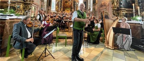Kirchenmusiker und Komponist Hans Berger inmitten seines Ensembles.Foto kirchner