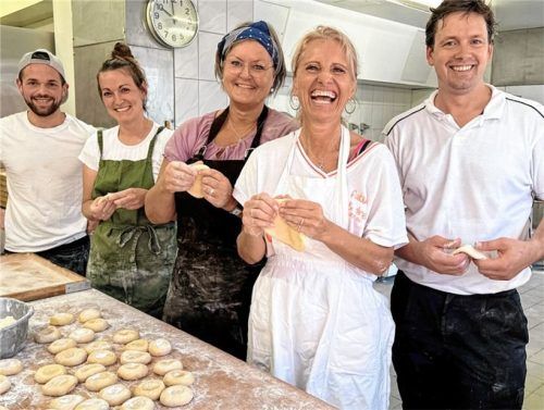 Kneten, pressen, ausziehen, fritieren: Hans Bachhuber junior (rechts) hat seine Backstube geöffnet, um mit (von links) Max Neumüller, Lisi Steinbacher, Barbara Pertl und Franziska Sattlberger mehr als 1000 Auszogne zu formen. Foto Herbert Reiter
