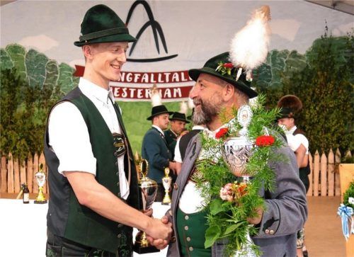 Korbinian Wühr (links) erhielt den Wanderpokal aus den Händen von Gauvorstand Michi Hauser.Foto Erb