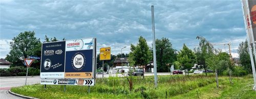 Kurz vor dem Schwaiger Kreisel geht es über die Dr.-Steinbeißer-Straße in das Gewerbegebiet Schwaig. Die Autobahnauffahrten Raubling und Kolbermoor sind innerhalb weniger Minuten zu erreichen. Fotos Karin Zehentner
