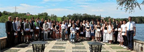Landrat Otto Lederer (links) und Schulamtsdirektor Markus Kinzelmann (rechts) ehrten die besten Mittelschüler auf Schloss Hartmannsberg.Foto Landratsamt Rosenheim