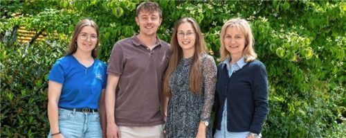 Lena Hiermannsperger, Bernhard Wagner und Elisa De Pascalis (von links nach rechts) haben ein Praktikum bei ODU absolviert. Anna Edmaier ist dort die Leiterin für den Bereich Ausbildung. re