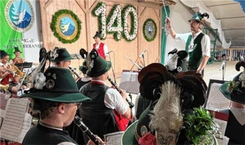 Ludwig Freiherr von Cramer-Klett dirigiert einen neu aufgelegten Cramer-Klett-Marsch.