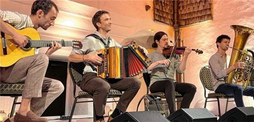 Machen aus einem Auffahrunfall packende Musik: (von links) Georg Unterholzer, Andreas Winkler, Nathanael Turban und Florian Mayrhofer sind Maxjoseph. Foto Pillatzki
