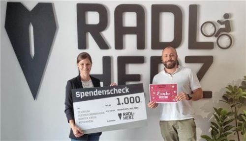 Magdalena Mayer von der Stiftung Ambulantes Kinderhospiz München, Zentrum Südostbayern, nahm den Check von Moritz Hoff, Vertriebsleiter bei Radlherz, entgegen.