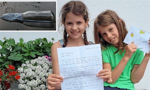 Maria Daxenbichler (links) und Katharina Feller freuen sich über die Antwort, die sie auf ihre versendete Flaschenpost bekommen haben. Foto dpA/re