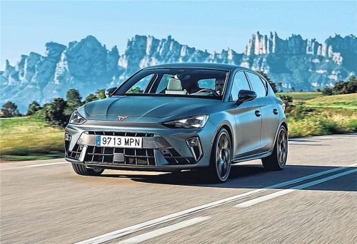 Markantes Äußeres und ordentlich Power: Bei der Überarbeitung verpasste Cupra dem Leon eine bissiger wirkende Frontpartie, ein neues Cockpit und Benzin- und Dieselmotoren – auch als Plug-in – mit bis zu 333 PS.Foto Cupra