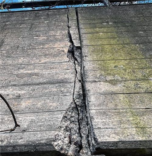 Massive Schäden weist dieses Betonelement der Stützmauer auf. Foto Staatliches Bauamt Rosenheim