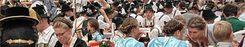 Mehr als 4500 Trachtler kamen zum Gaufest nach Aschau. Im Festzelt war nicht ein Platz mehr frei.