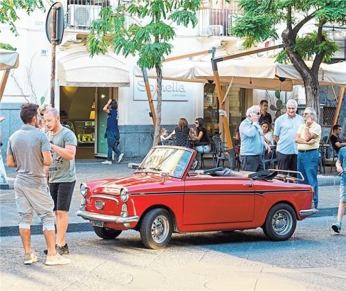 Mietwagen in Italien: Leider gibt‘s selten kultige Oldtimer. Foto imago