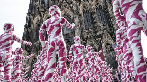 Missbrauch in der Kirche ist immer wieder Thema – auch in der Kunst. Mit der Installation „Shattered Souls ... in a Sea of Silence“ standen zum Weltjugendtag 2023 vor dem Kölner Dom 333 Kinderfiguren – als Mahnwache. Foto dpa