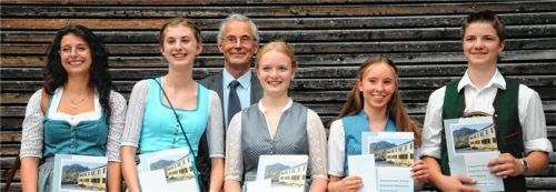 Mit 1,5 und besser und damit als jahrgangsbeste Schüler konnte Schulleiter Alois Plomer (von links) Amelie Schwangerl, Sophia Kloo, Maria Zaus, Sophia Lankes und Thomas Gschwendtberger auszeichnen.Foto Steffenhagen