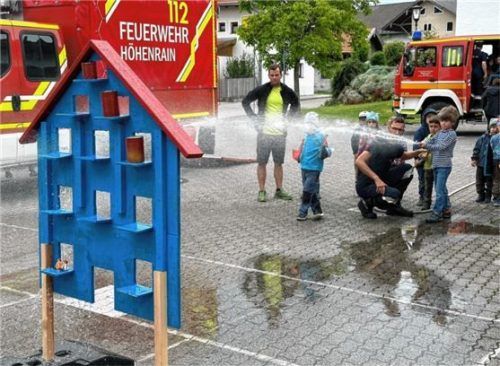 Mit dem Feuerwehrschlauch auf die aufgestellten Dosen zu spritzen machte den Kindern besondern viel Spaß. Foto Re