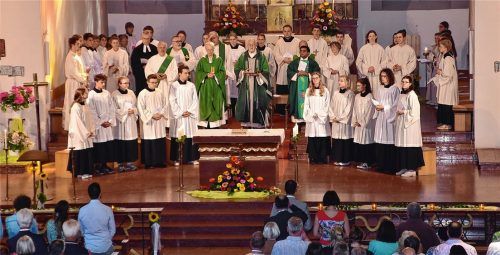 Mit einem feierlichen Gottesdienst wurde Pfarrer Sebastian Heindl in den Ruhestand verabschiedet. Fotos Peter Schlecker