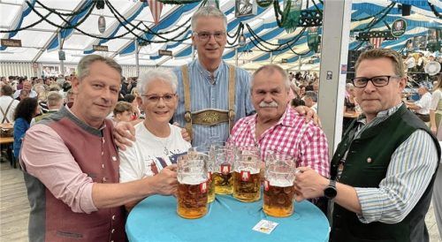 Mit einem großen „Hallo“ begrüßten Wiesn-Bürgermeister Rene Blazek (links) sowie die SVB-Vorsitzenden Bernhard Gleißner (hinten, Mitte) und Hannes Dörnberger (rechts) die auch nach einem halben Jahrhundert Ehe immer noch Verliebten Betty und Heinz Raabe zu ihrem 50-jährigen „Volksfest-Hochzeits-Jubiläum“. Foto Torsten Neuwirth