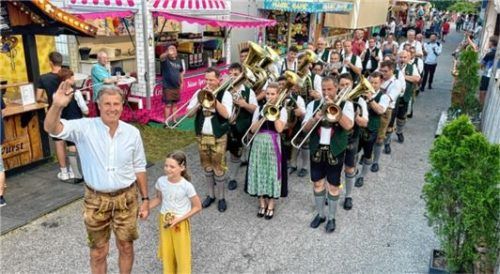 Mit einem „letzten“ Zelt- und Festmeilen-Rundgang verabschiedete sich der „alte“ Wiesn-Bürgermeister Alex Zehetmaier in Begleitung der Musikkapelle Vagen.