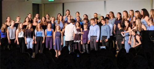 Mit einem stimmgewaltigen Auftritt: Der Chor der Jahrgangsstufen acht bis zwölf. Foto re