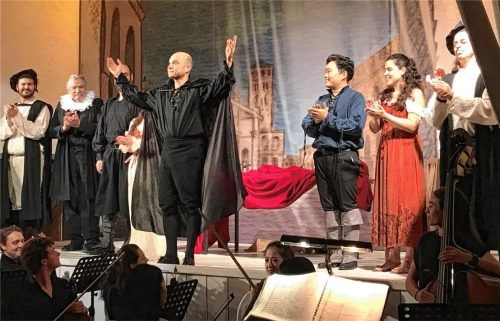 Mit erhobenen Armen: Nejat Isik Belen als Rigoletto, rechts davon Suhyeok Kim als Herzog, Mariana Pedrozo als Maddalena und Fernando Araujo als Graf Ceprano, links mit Halskrause Jonathan Story als Graf Monterone.Foto prokop