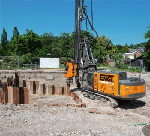 Mit Spezialgerät werden die Spundwände gesetzt. Foto merk