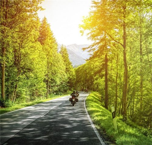Nach dem ADAC-Fahrsicherheitstraining geht es auf dem Bike durch den Bayerwald. Foto ADAC