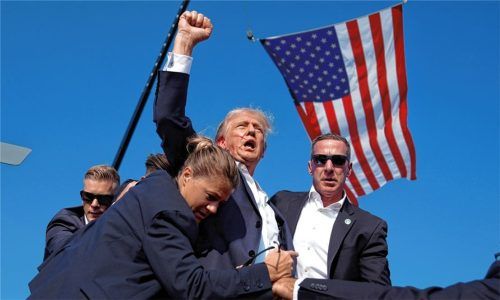 Nach dem Anschlag bei einer Wahlkampfveranstaltung sind Donald Trumps Chancen aufs Weiße Haus weiter gestiegen, so die Einschätzung vieler US-Politik-Experten. Die republikanische Partei hat Trump derweil offiziell nominiert. Foto dpa