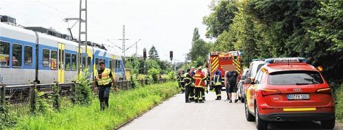 Nach dem Unfall blieb die Bahnstrecke bei Kolbermoor für rund eine Stunde komplett gesperrt. Foto reisner