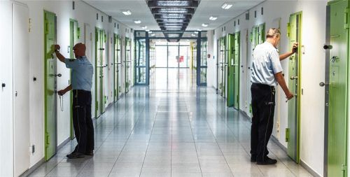 Nach einem versuchten Ausbruch aus der JVA Bernau vor vier Jahren muss ein 31-jähriger Albaner jetzt erneut hinter Gitter. (Symbolfoto) Foto dpa