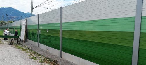 Nach langen Jahren des Wartens wurden jetzt neue Lärmschutzwände installiert. Andere Gemeinden im Inntal müssen sich noch länger gedulden. Foto Sautter