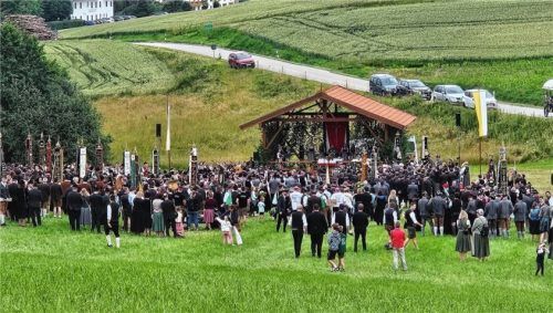Nach über zwei Jahren Planung feierten die Eichenlaubschützen ihr 125-jähriges Bestehen mit einem großen Fest. Am Festgottesdienst nahmen über 60 Vereine teil. Fotos Rita Stettner