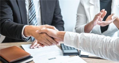 Oft entstehen bei einem Praktikum Kontakte, die später hilfreich sein können. Foto adobestock