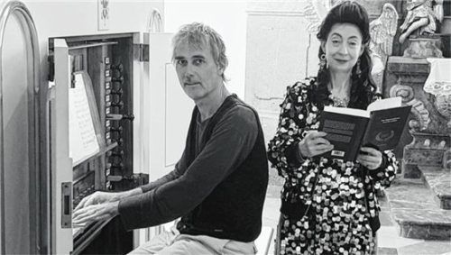 „Orgel plus Poesie“ lautet das Motto beim Abschlusskonzert des Kolbermoorer Kultursommers. Manfred Müller und Nicoletta Göttlicher bringen den Besuchern die Werke Johann Kuhnaus näher. Foto Franke