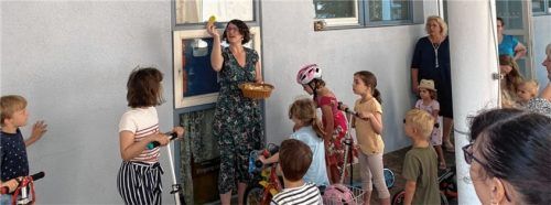 Pastoralreferentin Elisabeth Maier erklärt die Christophorus-Plakette, die jedes Kind für sein Fahrzeug bekam.