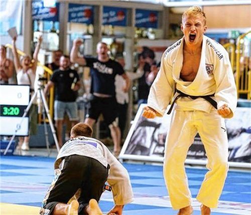 Patrick Weisser bejubelt für Abensberg seinen Sieg über den U23-Europameister in Leipziger Diensten.Foto re