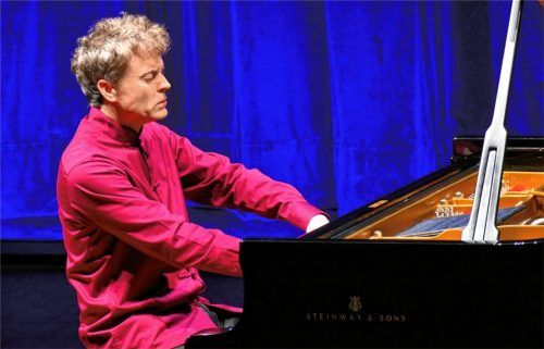 Paul Lewis gestaltet und genießt zugleich den Klangzauber von Franz Schubert.Foto janka