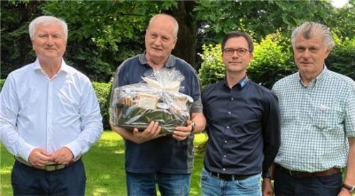 Peter Glas (v. l.), Josef Zauner, Hannes Nömmer und Dieter Glas. Die Geschäftsführung bedankte sich bei Josef Zauner und wünschte ihm alles Gute für den Ruhestand.