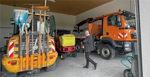 Pfarrer Guido Seidenberger übernahm bei der offiziellen Eröffnung des neuen Bauhofs die Segnung.Foto Kirchner