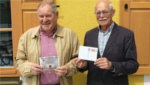 Präsentieren stolz die Jubiläumspostkarte: BTV-Vorsitzender Franz Schlosser (links) und BTV-Jugendbetreuer Hellmut Stengel.Foto Baumann