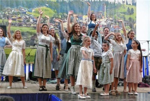 Premiere der Trachtenmodenschau: Die Narrengilde Kraiburg studierte eigens eine Showeinlage ein, die auch in Waldkraiburg gezeigt wird. Fotos  Bachmaier