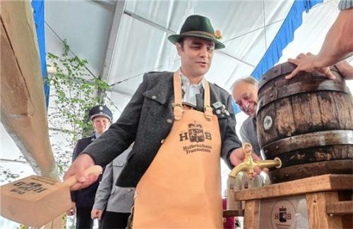 Problemlos meisterte Bürgermeister Loferer das traditionelle Anzapfen. Foto Ammelburger