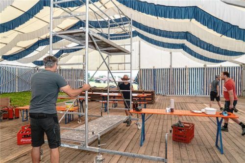 Puttinger packen an: In kürzester Zeit stellten die Bürger alles auf die Beine, was es zu einer angemessenen Jubiläumsfeier braucht. Foto Thomae