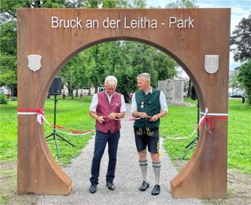 Rathauschef Richard Richter (rechts) und sein niederösterreichischer Kollege Gerhard Weil gaben das Parkgelände für die Öffentlichkeit frei.