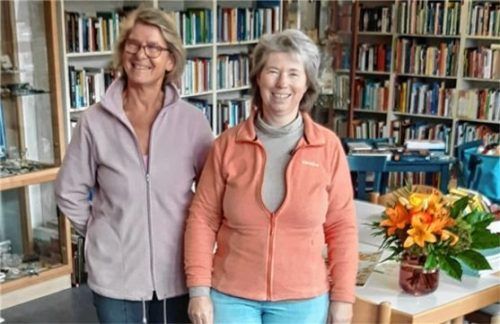 Regina Rackl, die Leiterin des Bücherstüberls (links), mit ihrer Mitarbeiterin Helga Butz. Foto Rackl