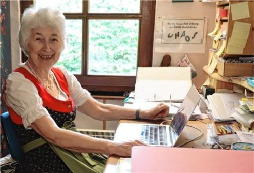 Roswitha Gruber an ihrem Schreibtisch: Erst wird auf Papier geschrieben, dann digitalisiert.