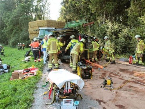 Rund 45 Feuerwehrleute waren an den Rettungsmaßnahmen nach dem Zusammenstoß eines Autos mit einem Traktor bei Tuntenhausen beteiligt. Foto Reisner