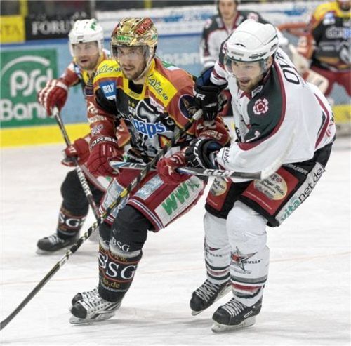 Ryan Gaucher, hier im Duell mit Jaro Kracik, ist in Rosenheim der Vorgänger von Charlie Sarault.Foto Georg Gerleigner